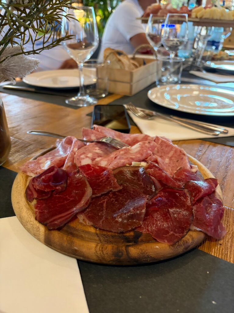 Degustazione di salumi in toscana, team building di Tecnolab.